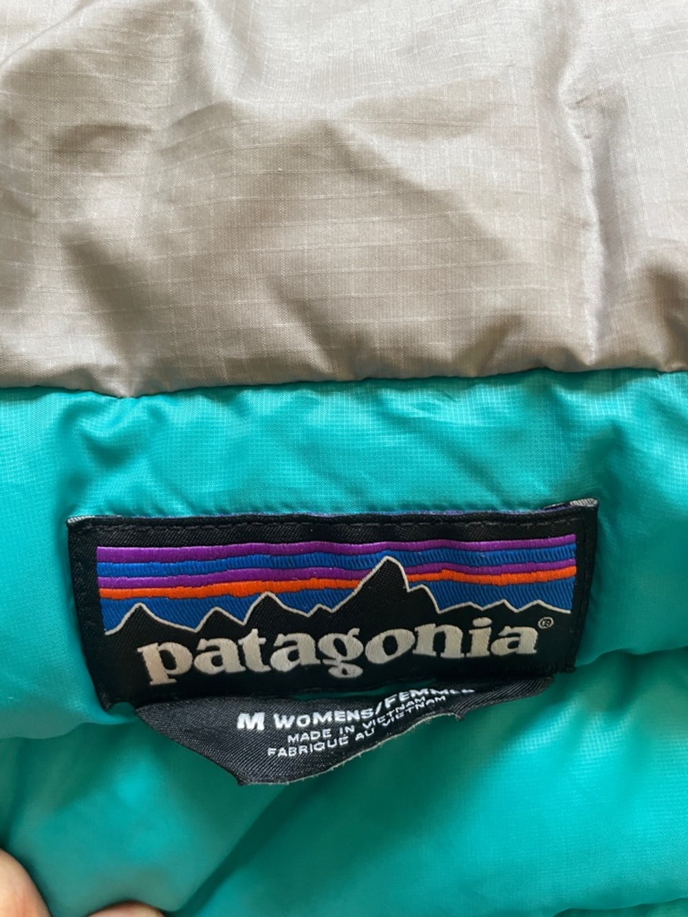 Patagonia Women’s Light Gray Quilted Down Vest with Teal Zippers size M - Picture 8 of 10